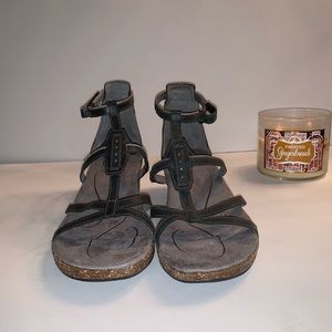 Ahnu wedge shoe size 8.5 EUC